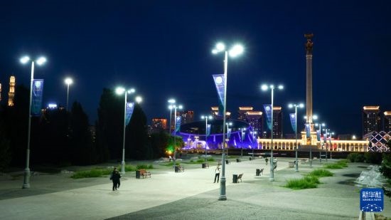 這是7月2日在哈薩克斯坦首都阿斯塔納拍攝的獨立廣場上的紀念柱（右后）。新華社記者 王建華 攝