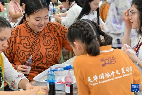 7月3日，外國(guó)學(xué)生在了解中國(guó)的染布技術(shù)。新華社記者 李然 攝