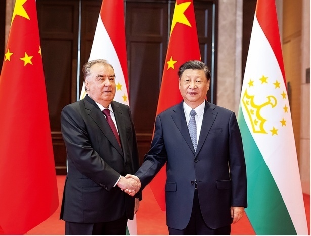 2023年5月，國(guó)家主席習(xí)近平在西安同來華出席中國(guó)—中亞峰會(huì)并進(jìn)行國(guó)事訪問的塔吉克斯坦總統(tǒng)拉赫蒙會(huì)談。新華社記者 丁海濤 攝