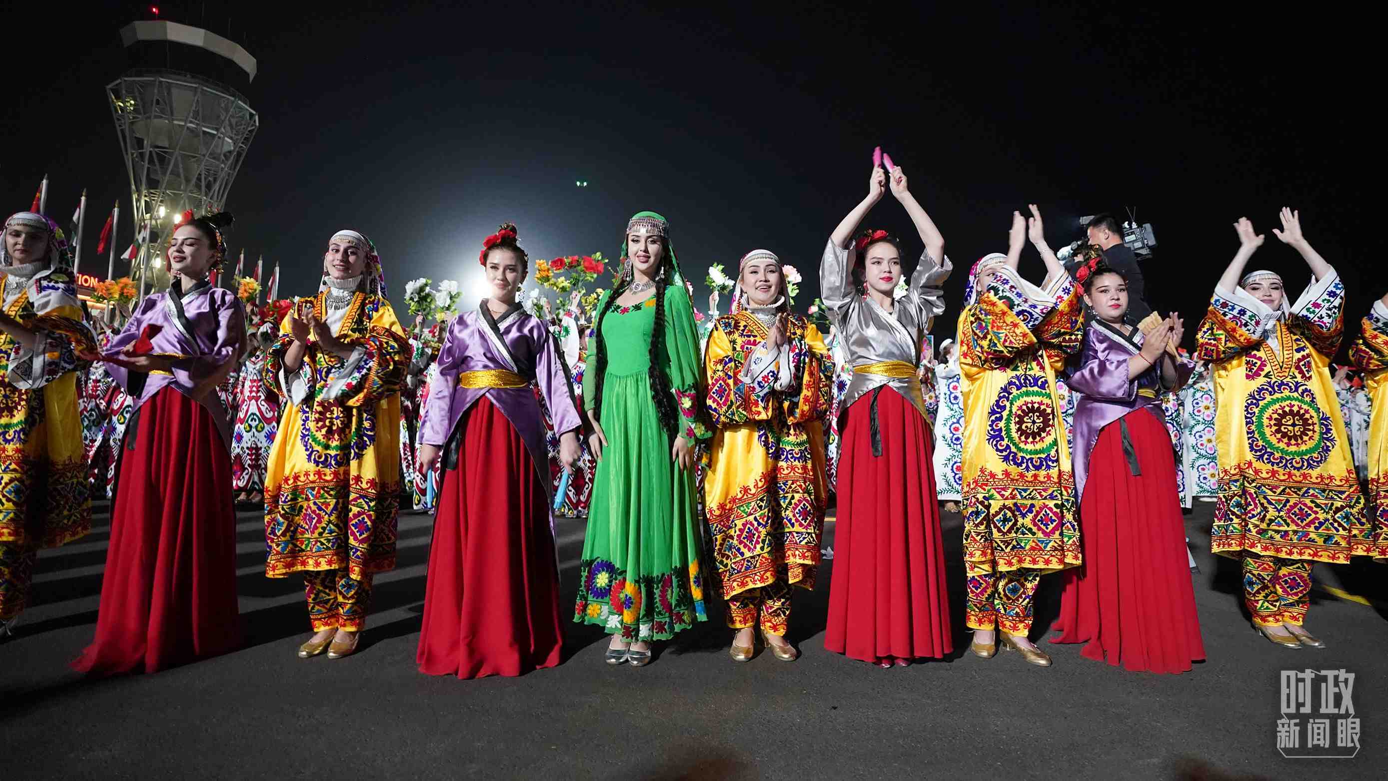 △迎賓儀式上身著民族盛裝的塔吉克斯坦青年。（總臺記者李晉拍攝）