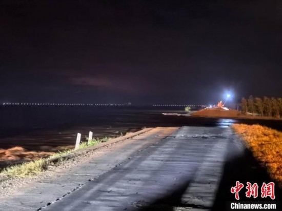  7月6日凌晨，湖南岳陽(yáng)華容縣團(tuán)洲垸洞庭湖一線堤防決口現(xiàn)場(chǎng)。中新社記者 白祖偕 攝