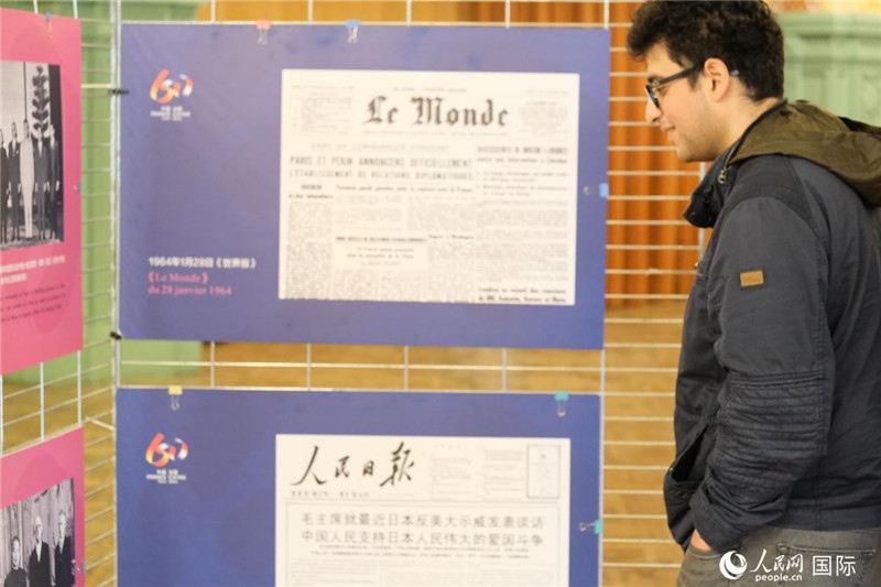 蒙達(dá)爾紀(jì)市民駐足“中法建交六十周年”圖片展。人民網(wǎng)記者 于超凡攝