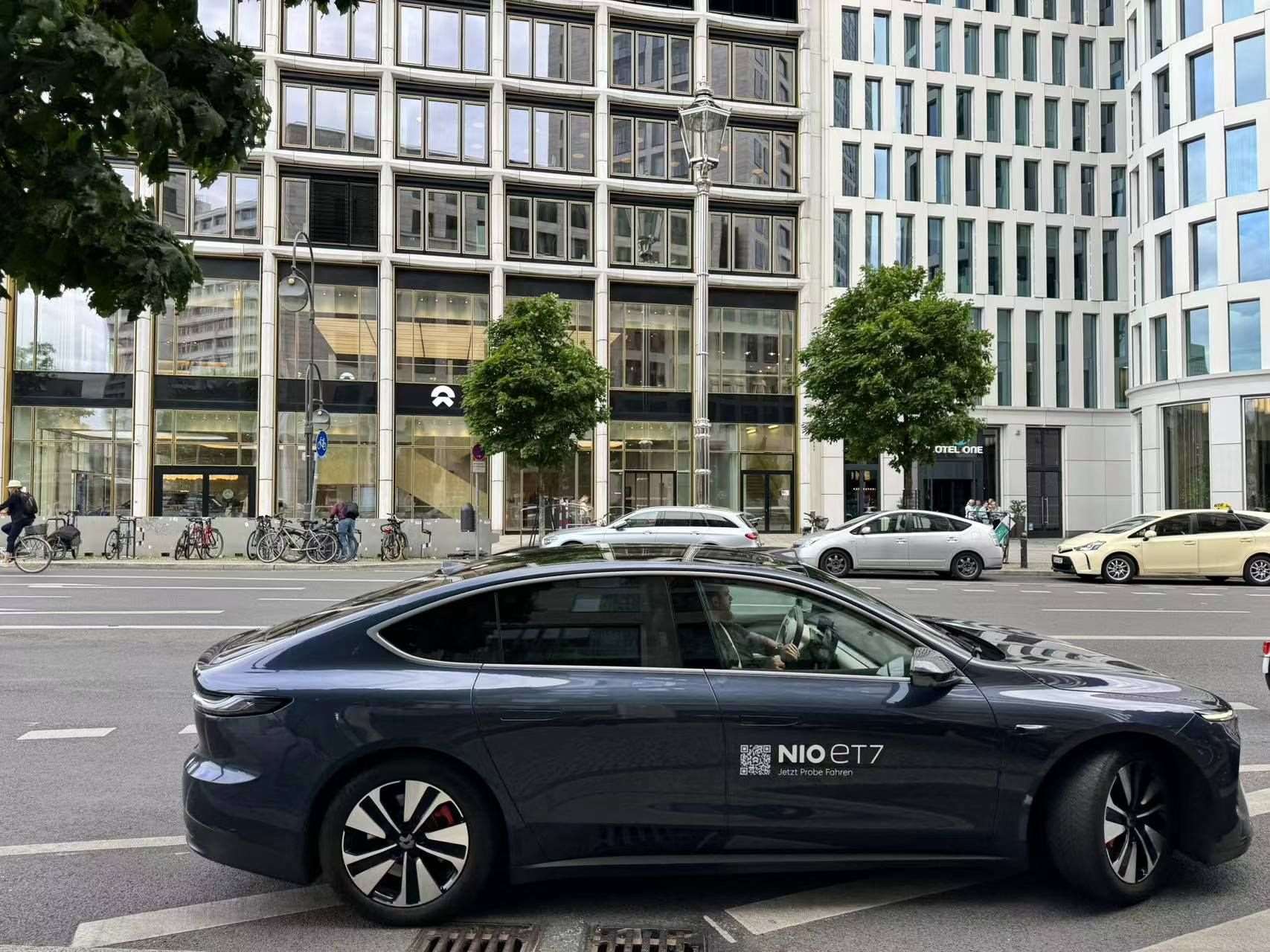 消費者在蔚來柏林智能駕駛中心前試駕電動汽車。 人民網(wǎng)記者 李強(qiáng)攝