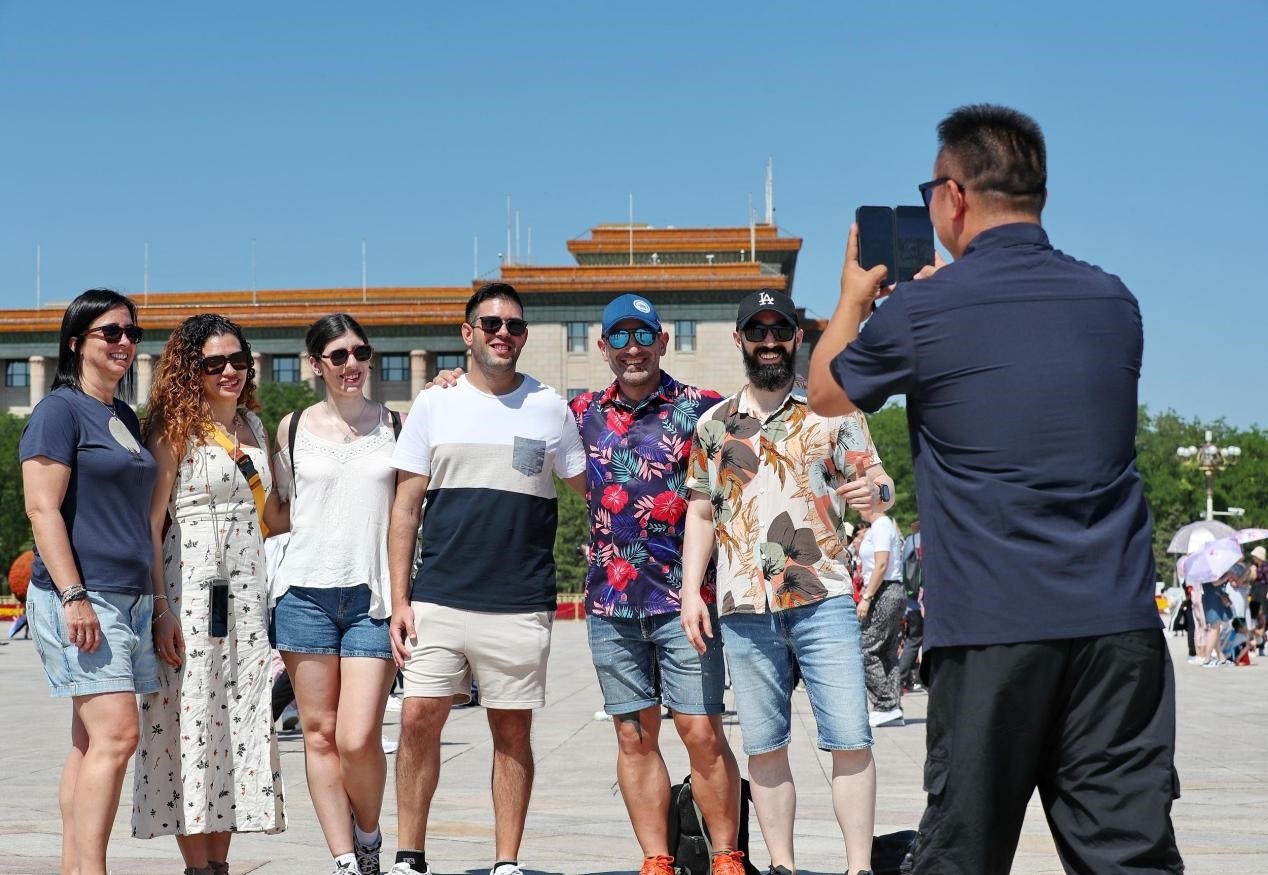 入境游持續(xù)升溫，眾多外國(guó)游客游覽天安門廣場(chǎng)。（圖片來源：視覺中國(guó)）