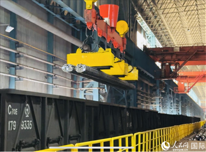 通鋼產(chǎn)品正在裝車。人民網(wǎng) 謝瑩攝