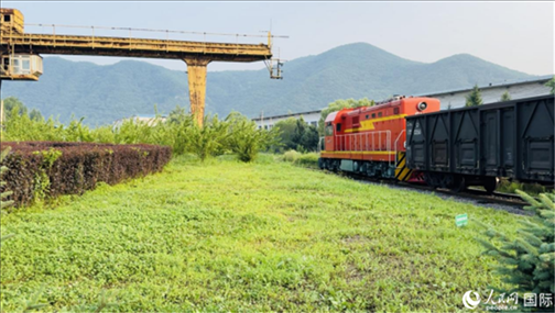 通鋼產(chǎn)品通過(guò)鐵路運(yùn)輸出場(chǎng)。人民網(wǎng) 謝瑩攝