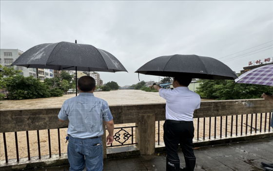 工作組在防汛一線開展工作。受訪者供圖