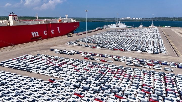 這是2024年3月28日拍攝的斯里蘭卡漢班托塔港（無(wú)人機(jī)照片）。漢班托塔港是中斯共建“一帶一路”重點(diǎn)合作項(xiàng)目，位于斯里蘭卡南端，是一座綜合性人工深水海港，許多往來(lái)亞洲、歐洲、非洲的貨船在此經(jīng)過(guò)。新華社記者 徐欽 攝