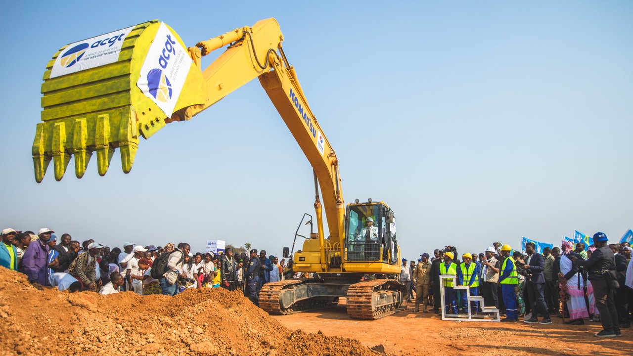 穆武尼駕駛挖掘機(jī)為項(xiàng)目奠基。中鐵資源集團(tuán)供圖
