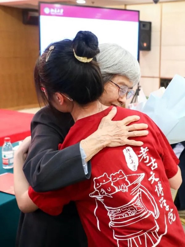 2023年，在校友向母校捐贈(zèng)儀式上，鐘芳蓉與樊錦詩(shī)擁抱。校方供圖