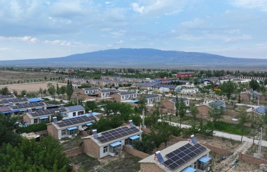 紅寺堡區(qū)新集村屋頂上的光伏板。新華社發(fā)（康國慶 攝）