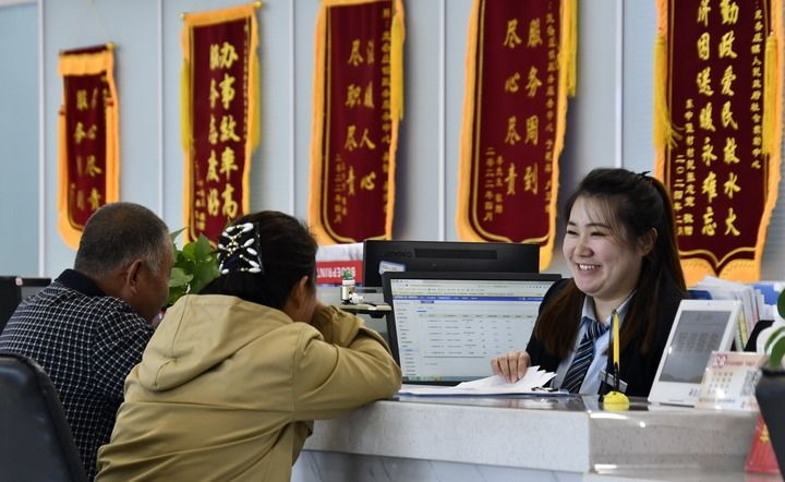 2024年3月25日，北京市大興區(qū)龐各莊鎮(zhèn)政務(wù)服務(wù)中心的工作人員耐心為群眾解答問題。大興區(qū)龐各莊鎮(zhèn)政務(wù)服務(wù)中心用“最多跑一次”的工作理念為企業(yè)和群眾提供了便利化、精準化、個性化的衍生服務(wù)。新華社記者 李欣 攝