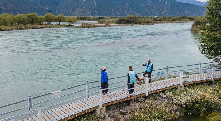 西藏雅尼國家濕地公園管護員在巡護途中小憩（無人機照片，2023年9月8日攝）。新華社記者 丁增尼達 攝