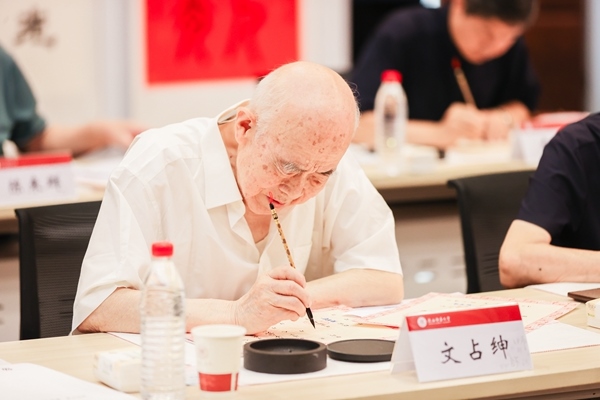 陜西師范大學(xué)毛筆手寫錄取通知書現(xiàn)場。校方供圖