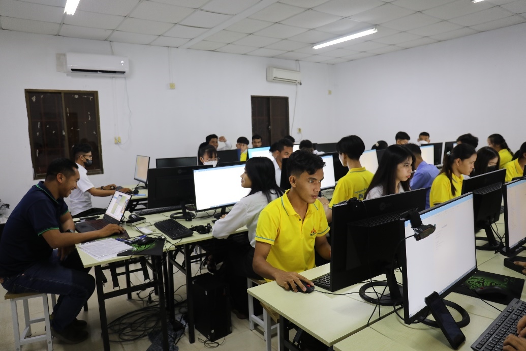 圖為西哈努克港工商學(xué)院的學(xué)生正在上課。西港特區(qū)公司供圖