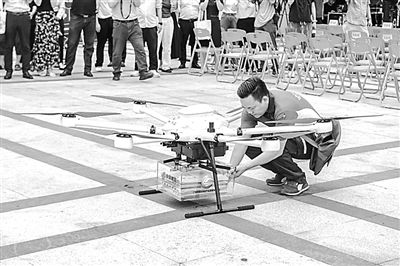 郵政工作人員取出無人機配送的高考錄取通知書。華南理工大學(xué)供圖