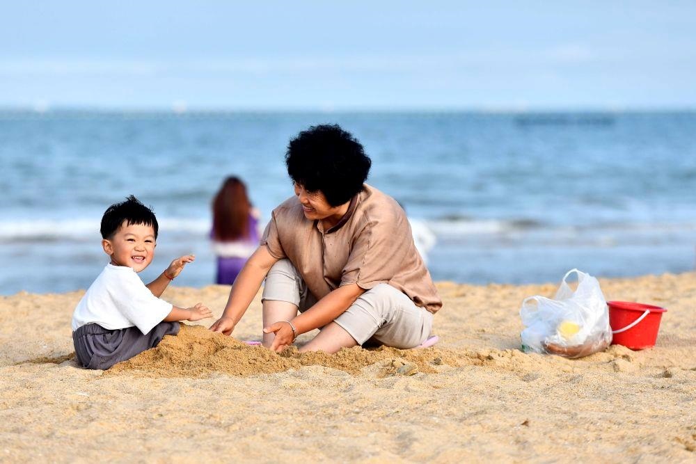 △山東日照陽光海岸綠道沙灘一角。近年來，日照還海于民、還景于民，在保留松林、沙灘、礁石和濕地資源的基礎上，修復整治生態(tài)岸線，打造出一條長約28公里的陽光海岸綠道，吸引眾多市民游客度假休閑。