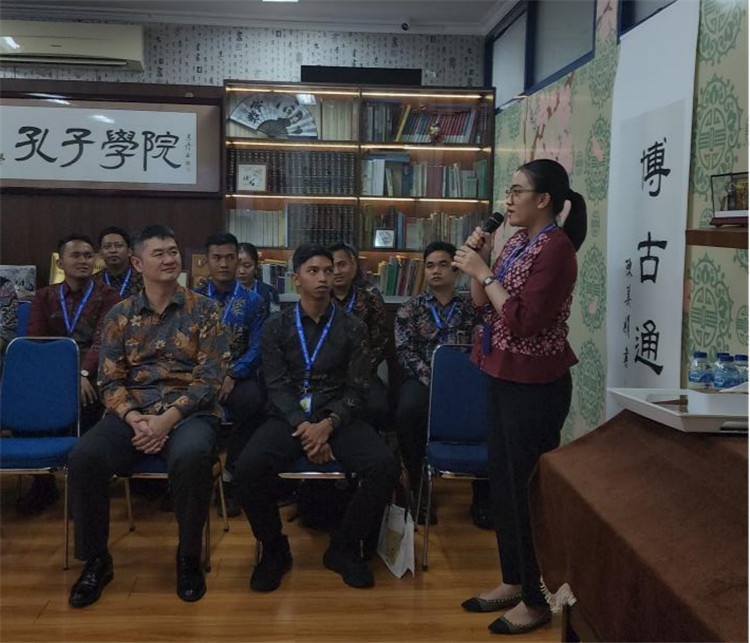 警察學(xué)員用漢語進行自我介紹 ?；顒又鬓k方供圖