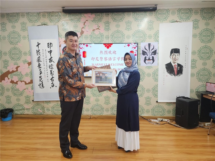 警察語言學(xué)院老師與王大昕交換禮品?；顒又鬓k方供圖