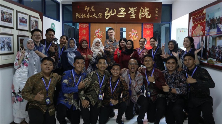 警察 學(xué)員們在孔院門口合影。活動主辦方供圖