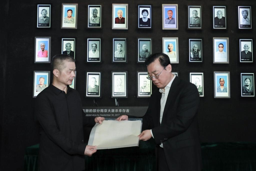 南京大屠殺幸存者高如琴的兒子向軍向侵華日軍南京大屠殺遇難同胞紀念館捐贈高如琴老人相關物品。（侵華日軍南京大屠殺遇難同胞紀念館供圖）