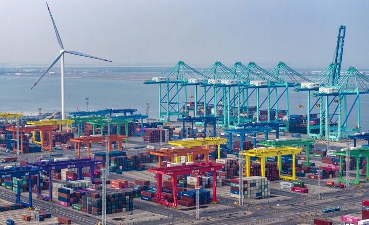 2024年7月3日，一艘集裝箱貨輪停靠在天津港“智慧零碳”碼頭（無人機照片）。新華社記者 趙子碩 攝