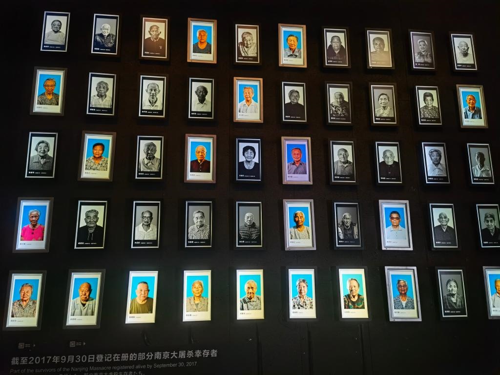 侵華日軍南京大屠殺遇難同胞紀念館內的幸存者照片墻局部。新華社記者邱冰清 攝