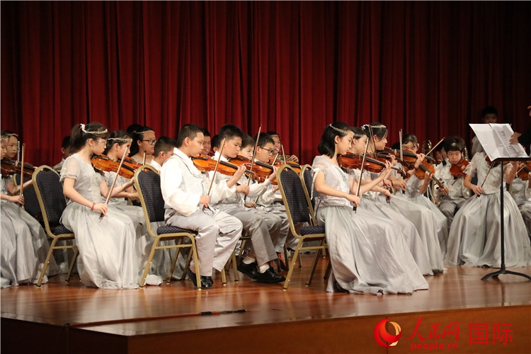 北京市學(xué)生金帆藝術(shù)團的學(xué)生們演奏音樂。人民網(wǎng)記者 李志偉攝