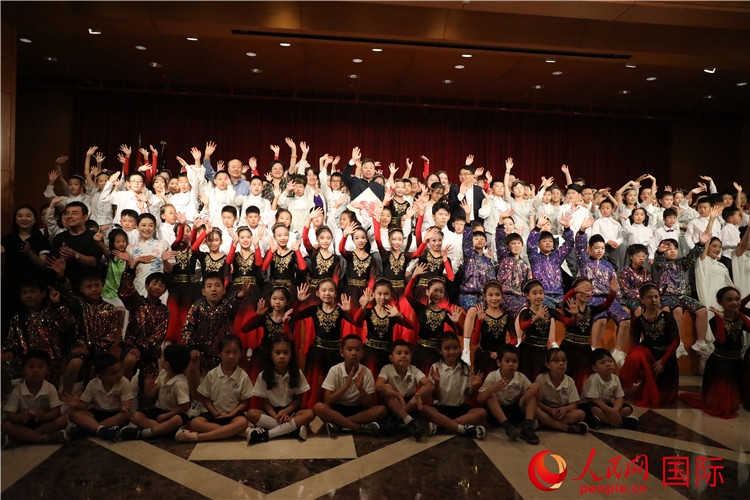 中美青少年藝術(shù)交流匯演活動結(jié)束后，嘉賓們與學(xué)生們合影。人民網(wǎng)記者 李志偉攝