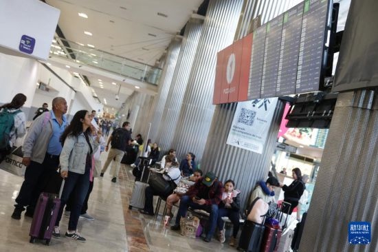 7月19日，在墨西哥首都墨西哥城的貝尼托·華雷斯國際機場，許多航班被延誤或取消，大量旅客在機場等待。新華社發(fā)（弗朗西斯科·卡涅多攝）