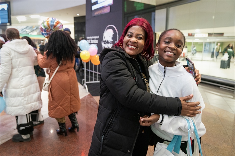 學(xué)生與家長相擁歡慶。希拉茲·莫林?jǐn)z