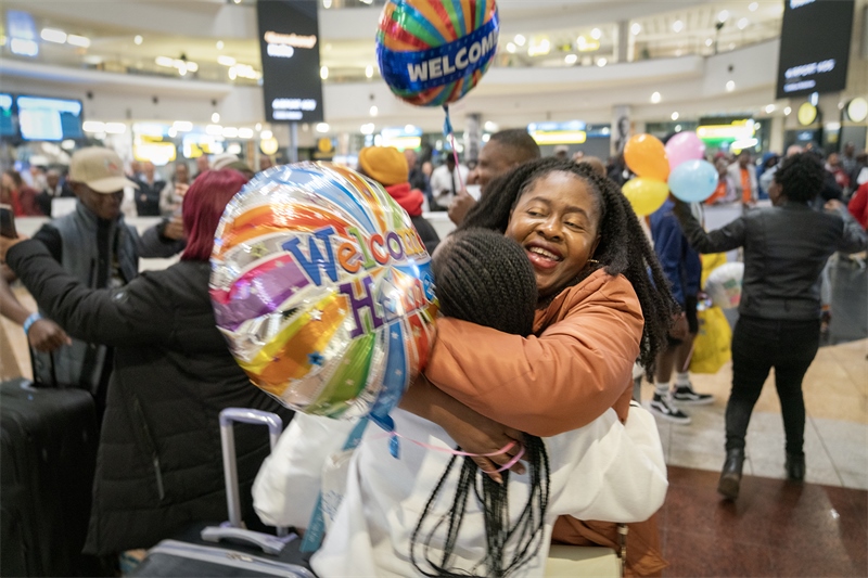 學(xué)生與家長相擁歡慶。希拉茲·莫林?jǐn)z