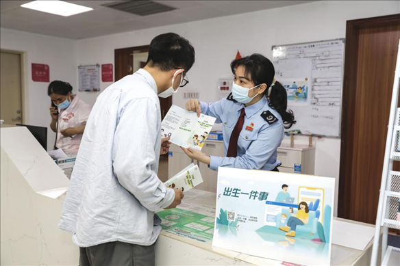 志愿者為葉先生介紹新生兒相關(guān)服務(wù)。云浮市稅務(wù)局供圖