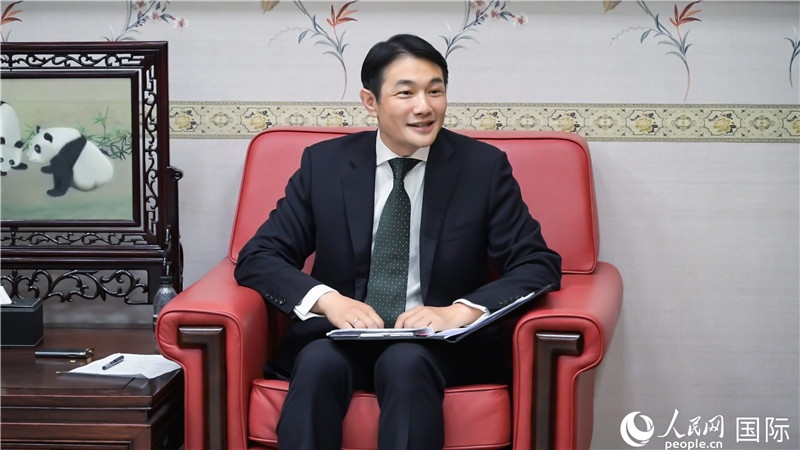 使館發(fā)言人畢海波公參介紹黨的二十屆三中全會情況并回答記者提問。人民網(wǎng) 郭錦標(biāo)攝