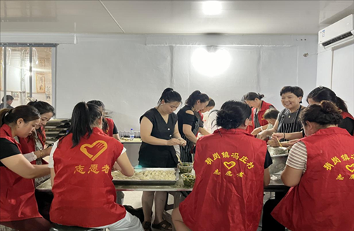 志愿者在以孝治家大食堂工作。（受訪者供圖）