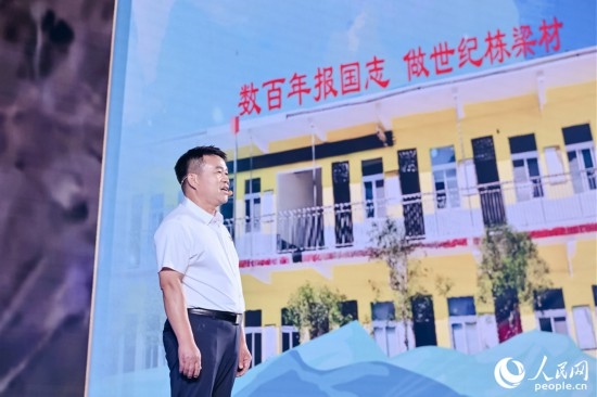 張玉滾分享用一根扁擔送孩子們走出大山的故事。人民網(wǎng)攝