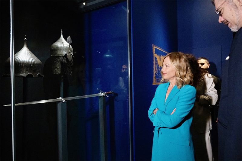 意大利總理梅洛尼參觀展覽“傳奇之旅：馬可·波羅與絲綢之路上的世界”。 (意大利總理府供圖)