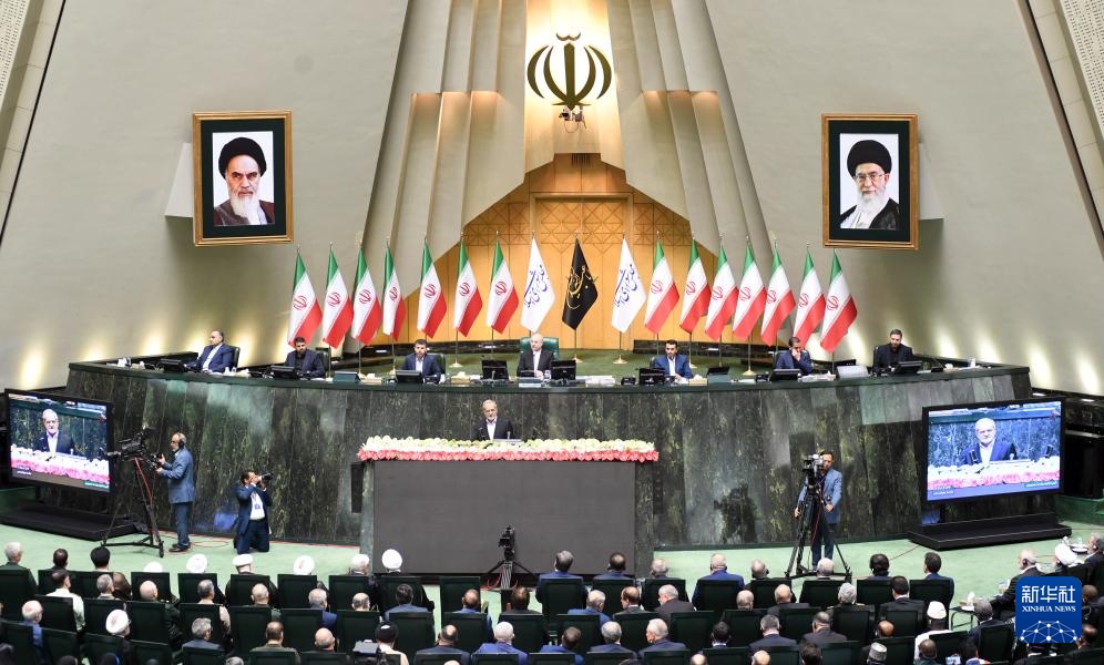 7月30日，佩澤希齊揚(yáng)（中）在伊朗德黑蘭的伊朗議會(huì)宣誓就任伊朗總統(tǒng)后發(fā)表就職演說(shuō)。新華社記者 沙達(dá)提 攝