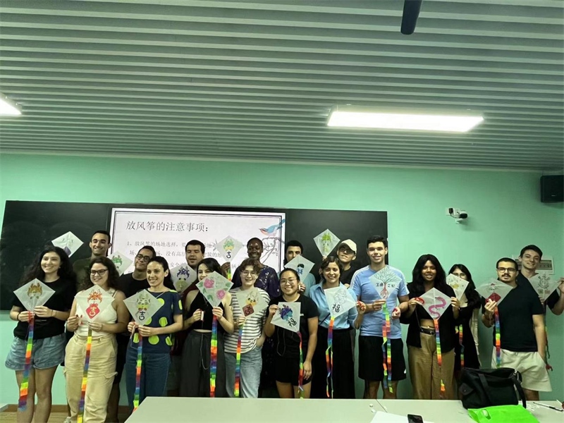 在中國和巴西共迎兩國建交50周年之際，巴西圣保羅州立大學孔子學院今年7月成功組織多批、近40名巴西青少年來華進行短期訪問交流，圖為訪問團成員參加文化體驗活動。 巴西圣保羅州立大學孔子學院供圖