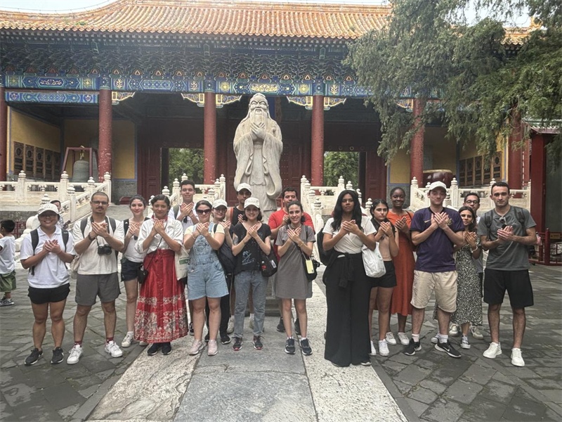 在中國和巴西共迎兩國建交50周年之際，巴西圣保羅州立大學孔子學院今年7月成功組織多批、近40名巴西青少年來華進行短期訪問交流，圖為訪問團成員參加文化體驗活動。 巴西圣保羅州立大學孔子學院供圖