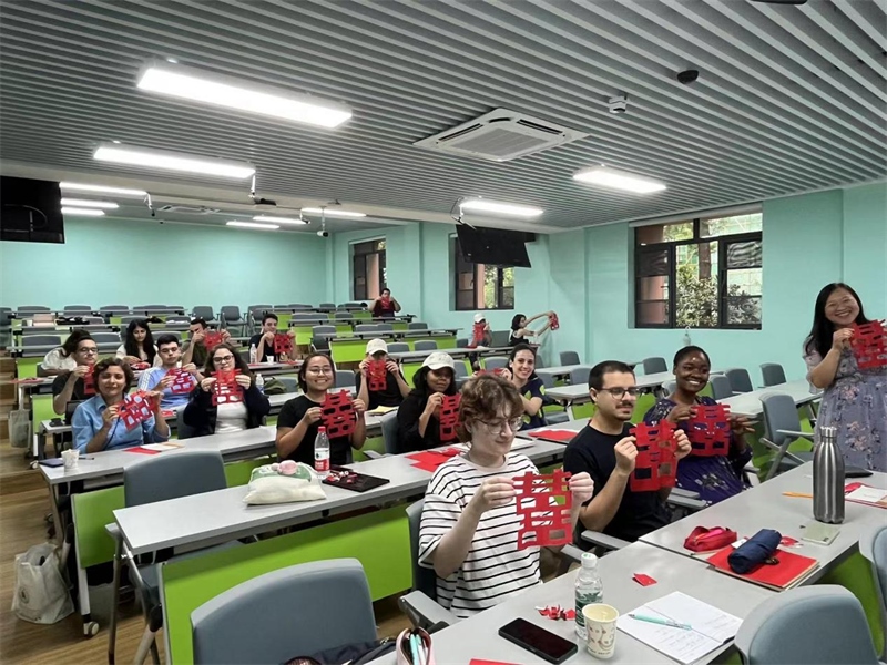 在中國和巴西共迎兩國建交50周年之際，巴西圣保羅州立大學孔子學院今年7月成功組織多批、近40名巴西青少年來華進行短期訪問交流，圖為訪問團成員參加文化體驗活動。 巴西圣保羅州立大學孔子學院供圖