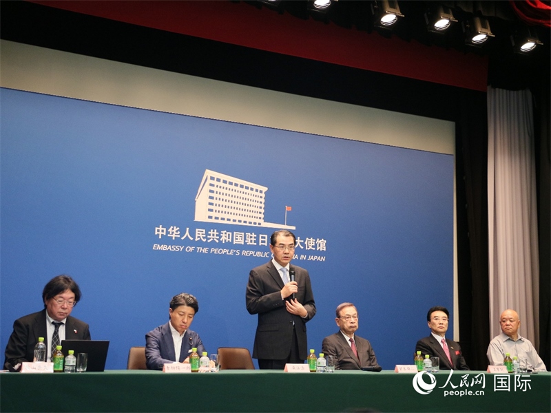 中國駐日本大使吳江浩（左三）致辭。人民網(wǎng) 許可攝