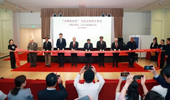 中外嘉賓共同為“文明的綻放”文化交流展開幕式剪彩。中國外文局國際傳播發(fā)展中心供圖