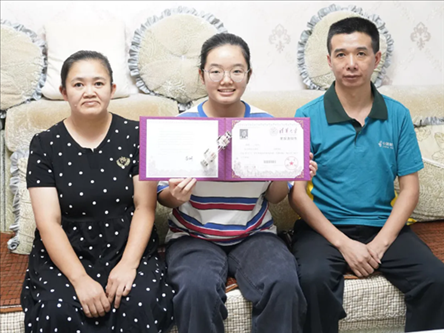 楊雨和父母。清華大學(xué)供圖