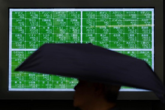 8月2日，在日本東京，行人經(jīng)過一處股指信息電子顯示屏。新華社記者張笑宇攝