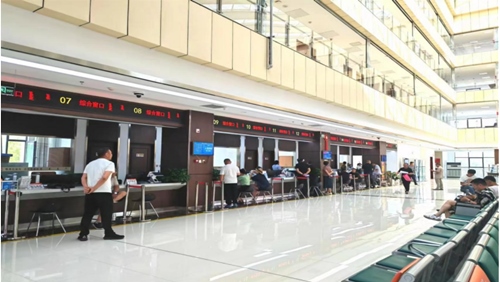 鄂托克旗政務(wù)服務(wù)中心“全科受理大綜窗”。 鄂托克旗政務(wù)服務(wù)與數(shù)據(jù)管理局供圖