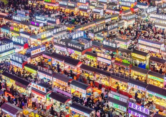 2024年4月21日，人們在河北省正定縣小商品夜市品嘗美食（無人機照片）。新華社發(fā)（武志偉 攝）