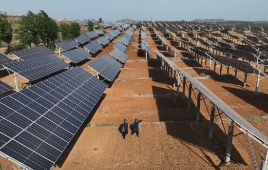 2024年4月16日，工人在河北省石家莊市靈壽縣譚莊鄉(xiāng)程家莊村的“農(nóng)光互補”光伏發(fā)電場巡查（無人機照片）。新華社記者 楊世堯 攝