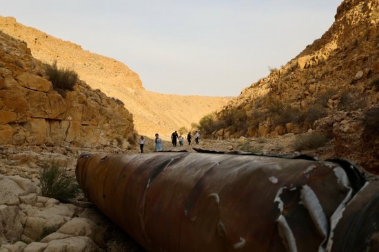 這是4月28日在以色列南部城市阿拉達(dá)附近拍攝的伊朗導(dǎo)彈殘骸。新華社發(fā)（賈馬爾·阿瓦德攝）