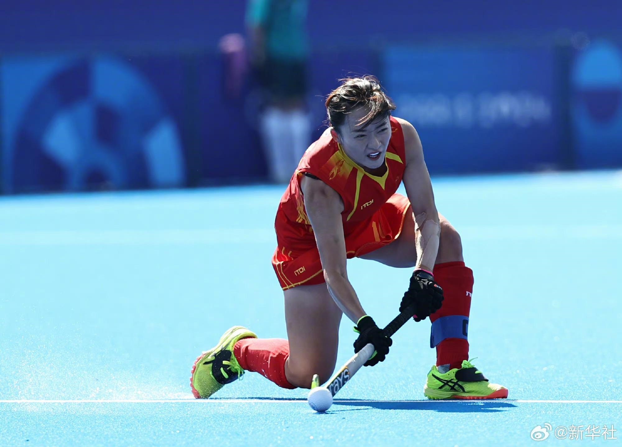 巴黎奧運(yùn)會(huì)上，中國(guó)女子曲棍球隊(duì)在賽場(chǎng)揮灑汗水